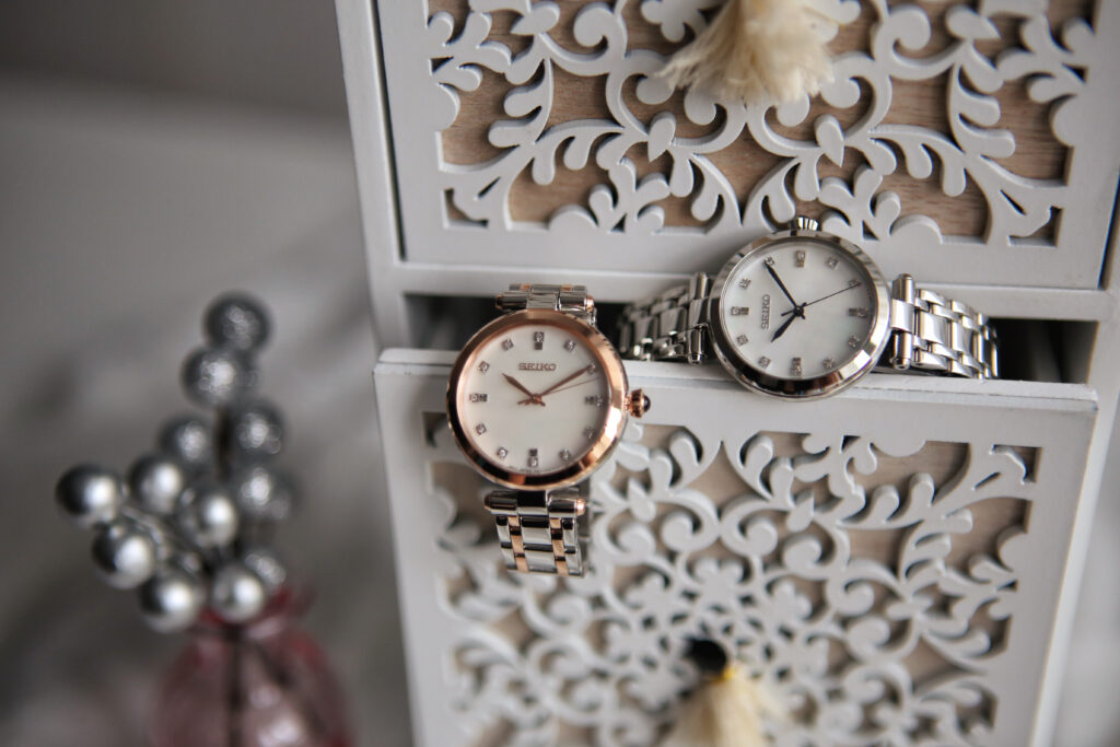 Jak wybrać idealny zegarek Seiko dla kobiet – metalowa bransoleta czy skórzany pasek